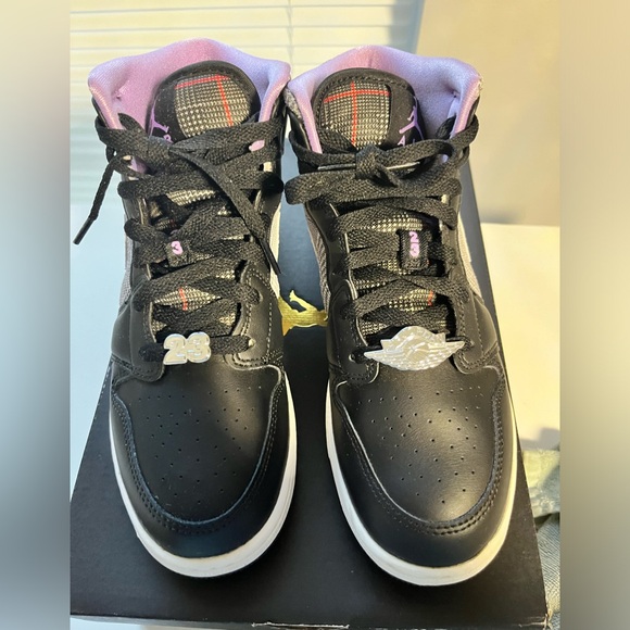 Air Jordan 1 Mid SE (GS) - Picture 16 of 16